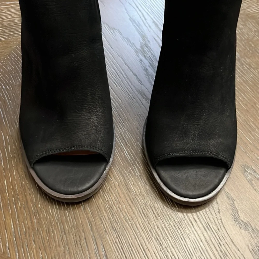Lucky brand Lamija black leather peep toe heeled ankle booties Size 9.5